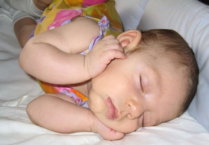 新生儿多久可以仰着睡新生儿新生儿睡姿选用左侧卧好吗